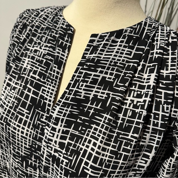 Black and White Geometric Print Women's Top - Picture 3 of 3